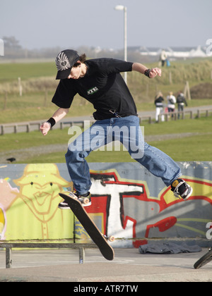 Teenager machen Tricks auf dem skateboard Stockfoto