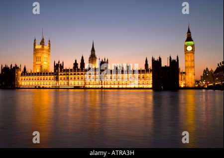 Die Houses of Parliament (Palace of Westminster), gesehen von der Southbank der Themse, London Stockfoto