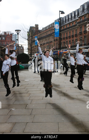 Morris Tanz außerhalb Sheffield City Hall Stockfoto