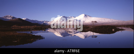 UK Schottland Argyll Strathclyde Moor Loch Rannoch Hochland und die Berge von Clach Leathad und Meall ein Bhuridh im winter Stockfoto