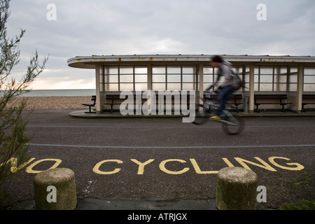 Teenager Radfahren entlang eines Weges für Radfahrer am Strand von Worthing, West Sussex, England verboten. Stockfoto