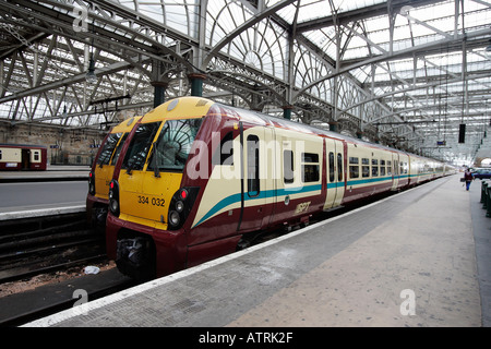 Zug im Hauptbahnhof / Glasgow / Zug Im Hauptbahnhof Stockfoto