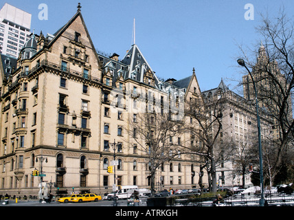 Das Dakota in New York City liegt am Central Park West.EIN Wahrzeichen aus dem 19. Jahrhundert, das 1881 erbaut wurde, ist ein historisches Apartmentgebäude an der Upper West Side. Stockfoto