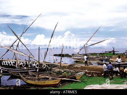 Traditionelle Luo Segelkanus an einem Strand auf den Winam Golf Lake Victoria Kenia in Ostafrika Stockfoto