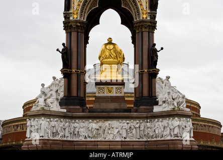 Das Albert Memorial und Royal Albert Hall, Kensington Gärten gesehen Stockfoto