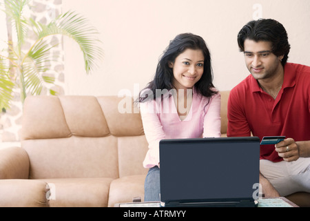 Junges Paar online-shopping mit Kreditkarte Stockfoto