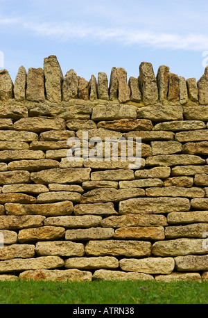 Trocknen der Steinmauer Detail zündeten Kirche Gloucestershire England uk Stockfoto