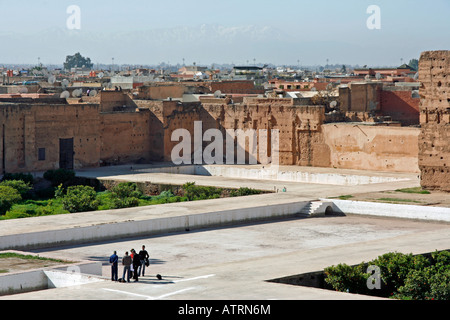 Die El-Badi-Palast Ruinen mit dem schneebedeckten hohen Atlas im Hintergrund über den Vororten von Marrakesch Stockfoto