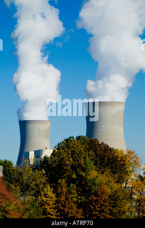 Zwei Kühltürme im Kernkraftwerk Rockport Indiana Stockfoto