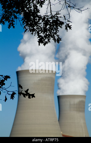 Zwei Kühltürme im Kernkraftwerk Rockport Indiana Stockfoto