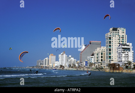 Kite-boarding in Tel Aviv Strand Israel. Stockfoto