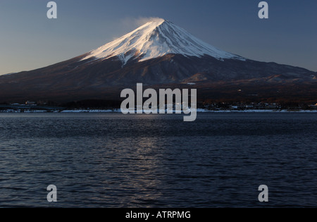 Schneebedeckten Mt. Fuji, über dem See gesehen aus Kawaguchiko, Japan Stockfoto