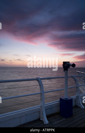 Teleskop auf einer Mole, Blick auf das Meer nach Sonnenuntergang, Cromer, Norfolk, East Anglia, England, UK Stockfoto