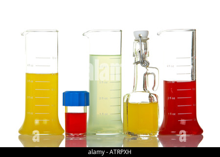 Auswahl der Test-Fläschchen mit farbigen Flüssigkeiten reflektiert auf weißem Hintergrund Stockfoto