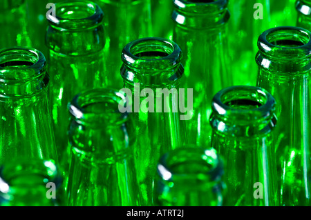 Grüne bereit für das recycling leere Bierflaschen Stockfoto