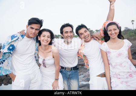 Porträt von fünf junge Freunde hängen am Strand Stockfoto