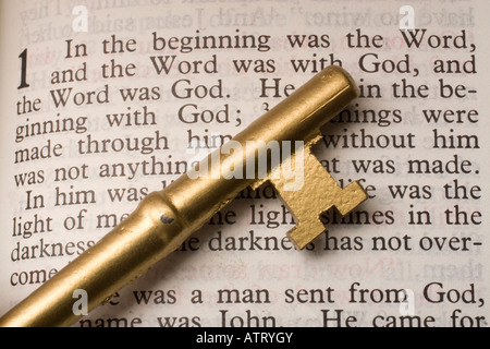 Goldene Schlüssel auf der ersten Seite von der Gospel According to John im neuen Testament der Bibel Stockfoto