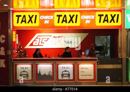 Internationalen Flughafen Wien in Wien Schwechat, Zeichen-Taxi, taxi Büro, check in Stockfoto