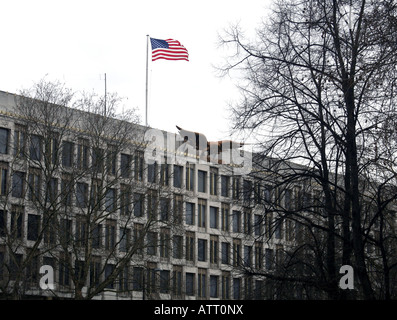 Stars And Stripes fliegt über U S Botschaft in Grosvenor Square in London Stockfoto