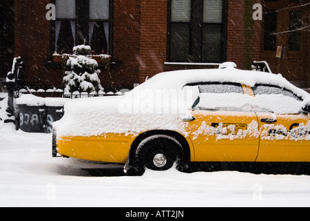 NYC Taxi mit Schnee bedeckt Stockfoto