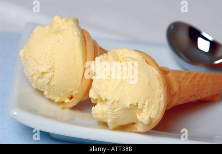 Vanille Eis Cremes in Kornetts auf dem Teller Stockfoto