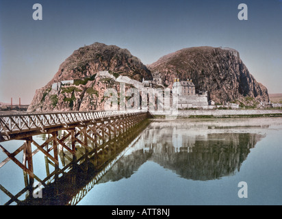 Blick auf das Schloss vom Pier, Dumbarton, Schottland Stockfoto