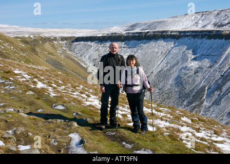 Zwei winter Wanderer nähert sich hohe Tasse Nick in den North Pennines, Cumbria UK Stockfoto