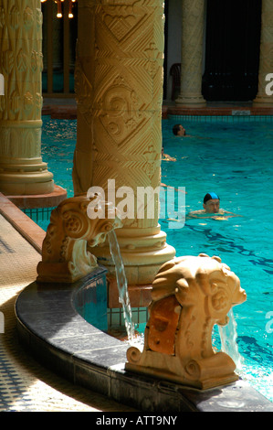 Die Menschen baden im sprudelnden Pool von Gellert Thermalbad oder Gellert furdo im Stadtteil Buda in Budapest, Ungarn, liegt, Stockfoto