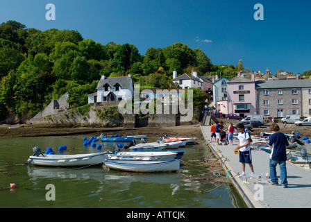 Kinder Krabbenfang am Liegeplatz Pontons Dittisham Dartmouth South Devon England UK Stockfoto