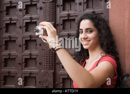 Porträt einer jungen Frau, die eine Aufnahme mit einer Digitalkamera, Taj Mahal, Agra, Uttar Pradesh, Indien Stockfoto