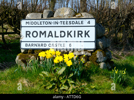 Melden Sie für Rolmaldkirk, Teesdale, County Durham, dekoriert mit Narzissen Stockfoto