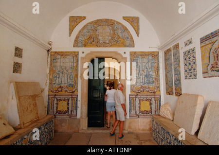 Touristen, die in das Museum des städtischen Dr. Jose Formosinho in der Altstadt von Lagos an der Algarve, der südlichsten Region Portugals, einreisen Stockfoto