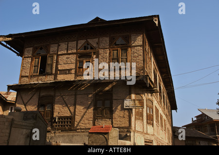 Auf der Suche nach Skywards auf den Dächern in der Altstadt von Srinagar, Kaschmir Stockfoto