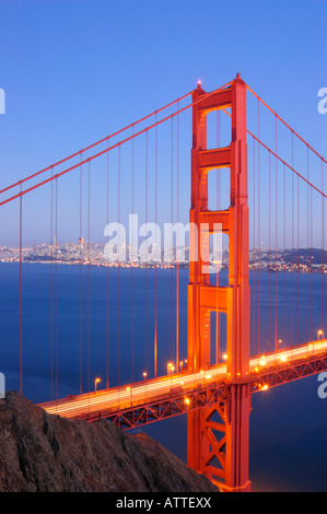 Nordturm der Golden Gate Brücke leuchtet in der Dämmerung mit San Francisco im Hintergrund von Lonely Tree Hill Aussichtspunkt in Schuss Stockfoto