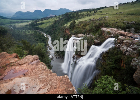 Weitwinkelaufnahme des kaskadierenden Lisbon Falls in Ukhahlamba Drakensberg Nationalpark of South Africa Stockfoto