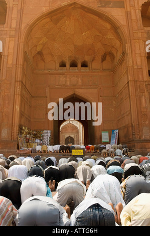 Rückansicht einer Gruppe von Menschen in einer Moschee beten Stockfoto