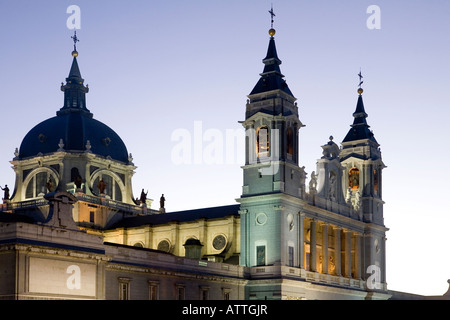 Catedral De La Almudena, Posterior, Palacio Real in Madrid bei Dämmerung, Madrid, Spanien, Europa, EU Stockfoto