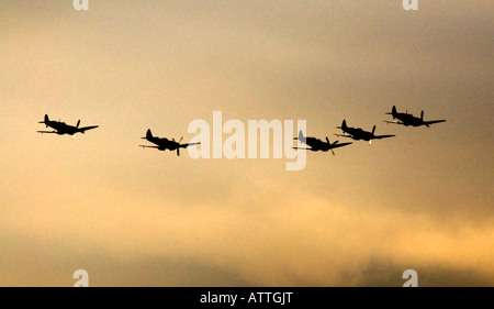 Fünf Spitfire fliegen In Formation über Southampton Stockfoto