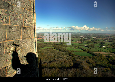 Vermessungsarbeiten erfolgt auf das Wellington Monument in Somerset, mit einer Hubarbeitsbühne 180 ft oder 60 Meter. Stockfoto