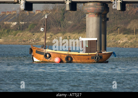Angelboot/Fischerboot in einer Flussmündung Stockfoto