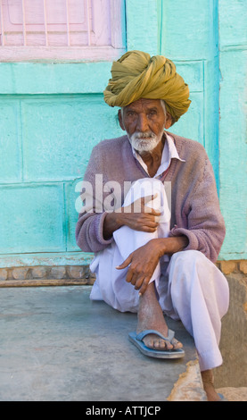 Turban muslimischen Mann sitzt vor einem Tempel Shiva in Jaisalmer, Rajasthan, Indien. Stockfoto