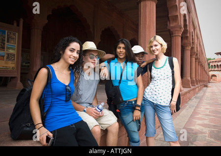 Drei junge Frauen Lächeln mit ihren Freunden, Taj Mahal, Agra, Uttar Pradesh, Indien Stockfoto