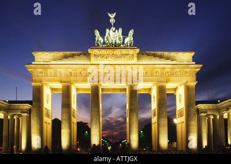 Brandenburger Tor in Berlin-Mitte bei Dämmerung, Berlin, Deutschland, Europa, EU Stockfoto