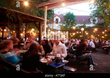 Nachtleben in einem Streetbar in Sachsenhausen, Frankfurt in der Abenddämmerung, Frankfurt Am Main, Hessen, Deutschland, Europa-EU Stockfoto