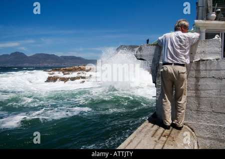 Fish Hoek Hafen mit brechenden Wellen auf die False Bay Küste von Kap-Halbinsel in der Nähe von Cape Town, South Africa Stockfoto