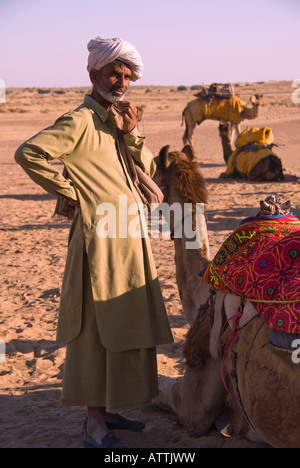 Porträt eines älteren Kamel Fahrer mit zwei Kamelen in der Thar-Wüste grenzt an Indien und Pakistan Stockfoto