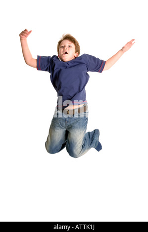 Junge springt in die Luft isoliert auf weißem Bewegungsunschärfe Stockfoto