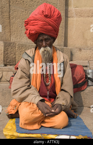 Nahaufnahme von einem indischen Sadhu mit Turban und fließt Schnurrbart und Bart. Stockfoto