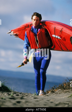 Mann Portagen Kajak am Strand in der Nähe von Seattle Washington USA Stockfoto