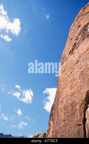 Kletterer Abseilen von Klippe an der Red Rocks National Monument Nevada USA Stockfoto